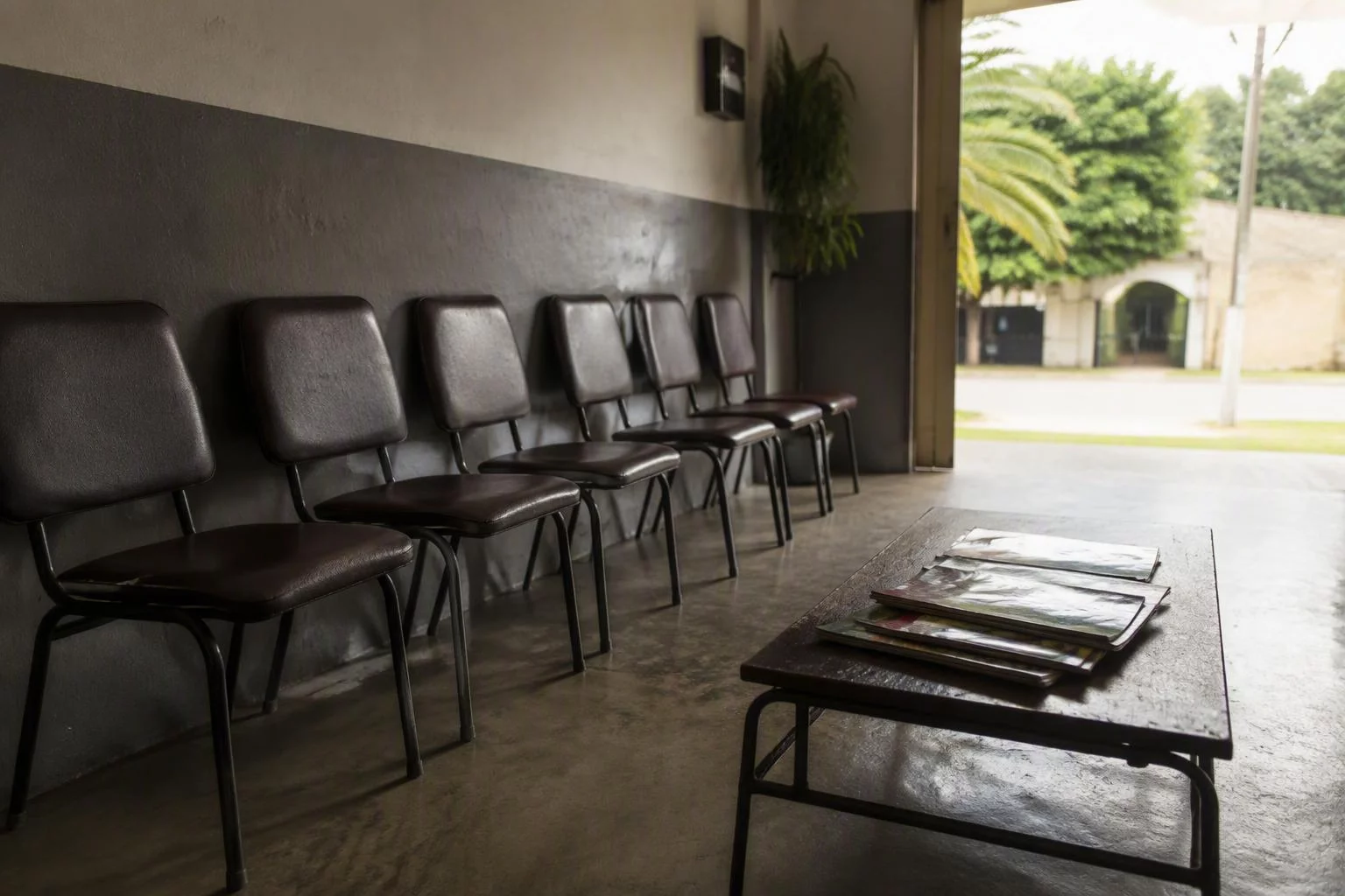 Cadeiras vazias na sala de espera da oficina